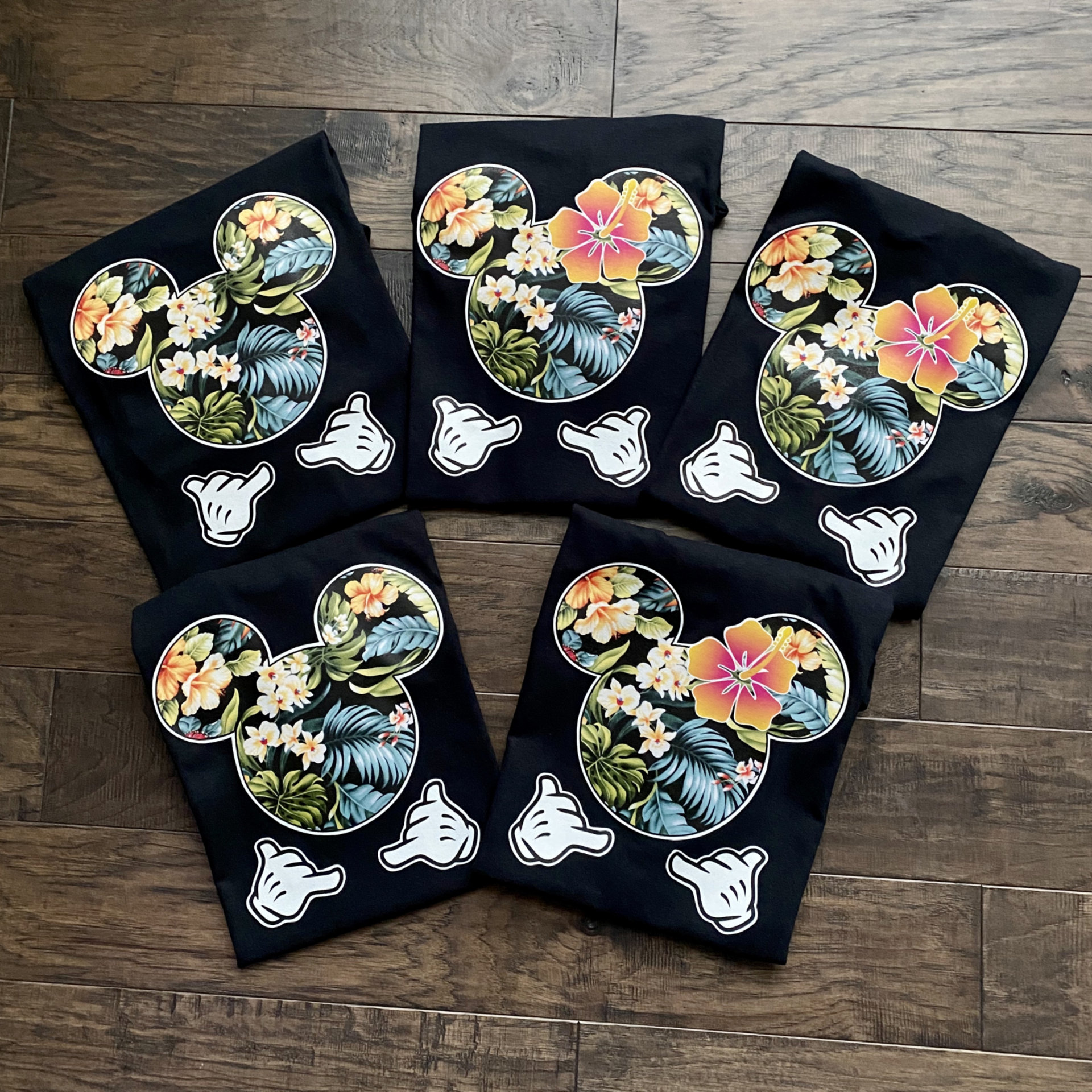 Disney Hawaii Shaka Hands Aulani Family Mickey Mouse and Minnie Mouse T-Shirt